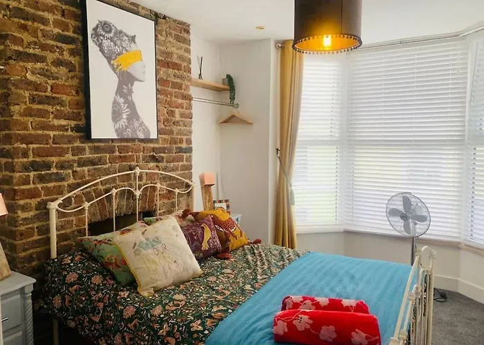 Funky 2 Bedroom Apartment In Town Centre