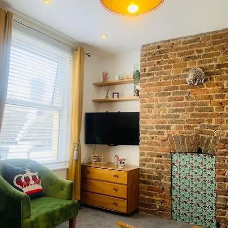 Funky 2 Bedroom Apartment In Town Centre Hastings Exterior photo