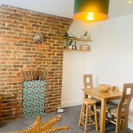 Funky 2 Bedroom Apartment In Town Centre Hastings Exterior photo