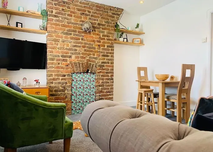 Funky 2 Bedroom Apartment In Town Centre